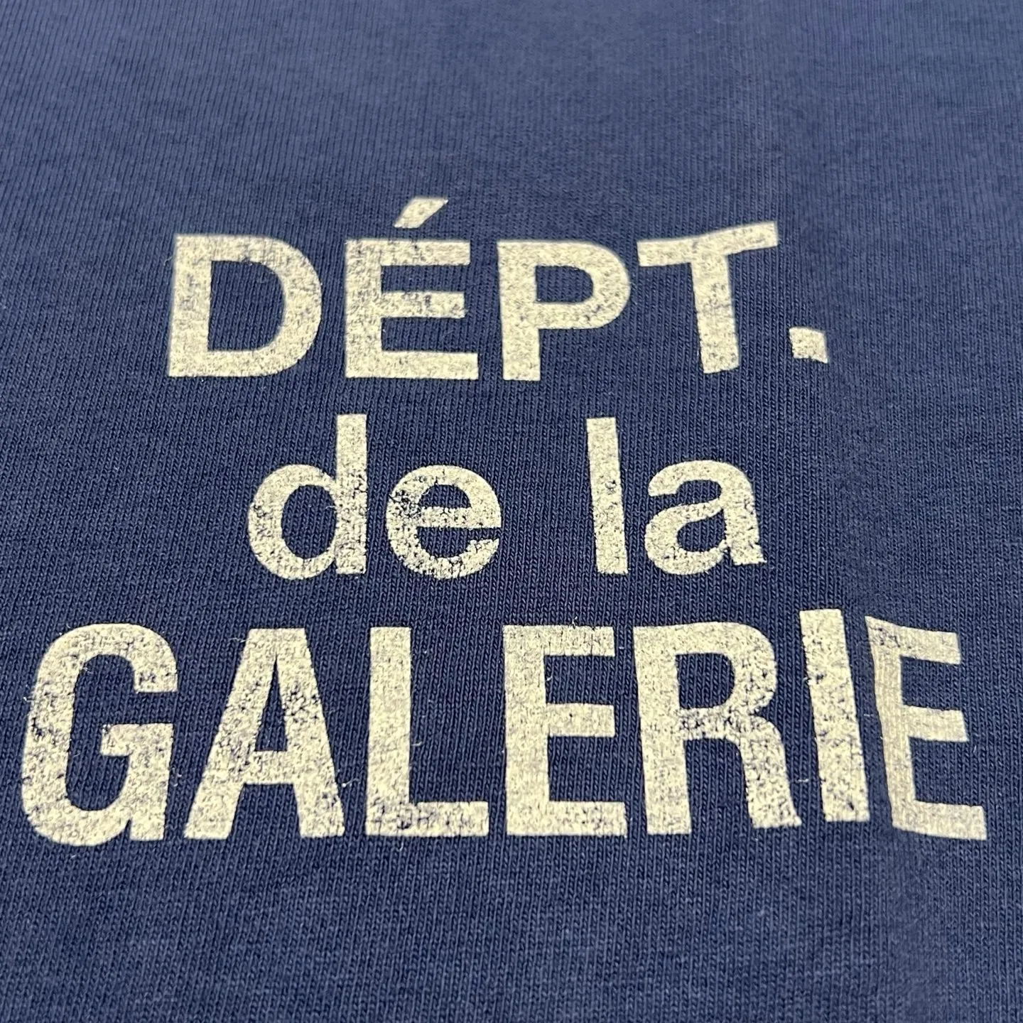 GALLERY DEPT. FRENCH TEE/NAVY New colors in stock Navy blue French LOGO short sleeves Washed blue S-XL Ready-made garments Asso special piece dyeing Rewashed water printing distressed treatment Cylindrical fabric without side seams Non-open version Original development Complete accessories/matching Details in place